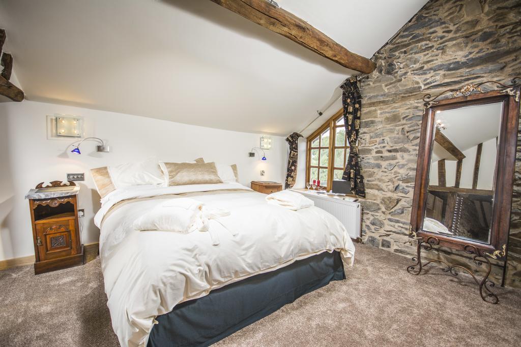 Self Catering Accommodation, Cornerstones, 16Th Century Luxury House Overlooking The River Llangollen Esterno foto